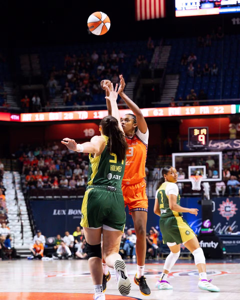 Rayah Marshall contests a shot during Connecticut Sun competition